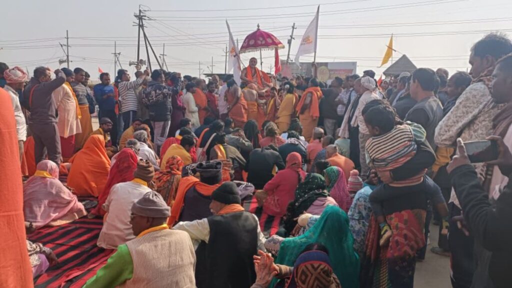 Shankaracharya Avimukteshwaranand Saraswati Ji sat on a protest.