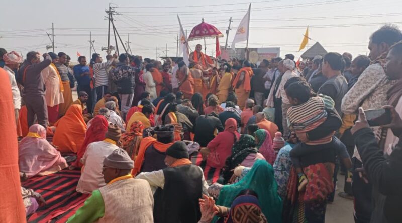 Shankaracharya Avimukteshwaranand Saraswati Ji sat on a protest.