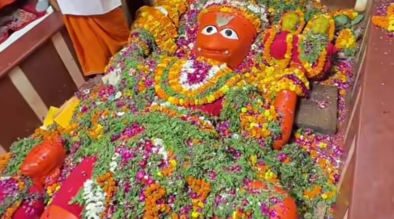 Bageshwar Dham Sarkar offered prayers at the Hanuman Temple in Prayagraj.