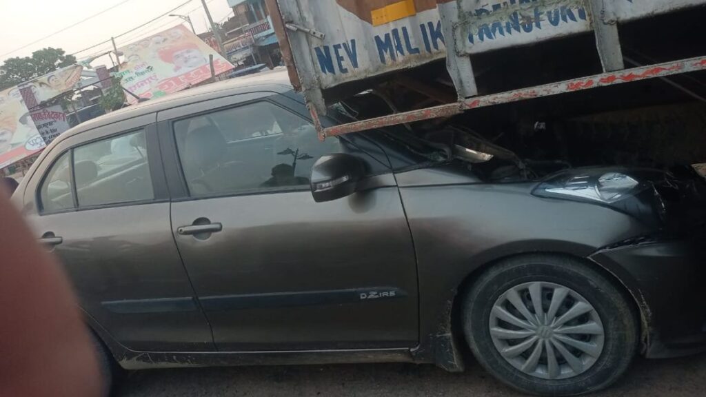 A car traveling from Basti to Lucknow has met with an accident.