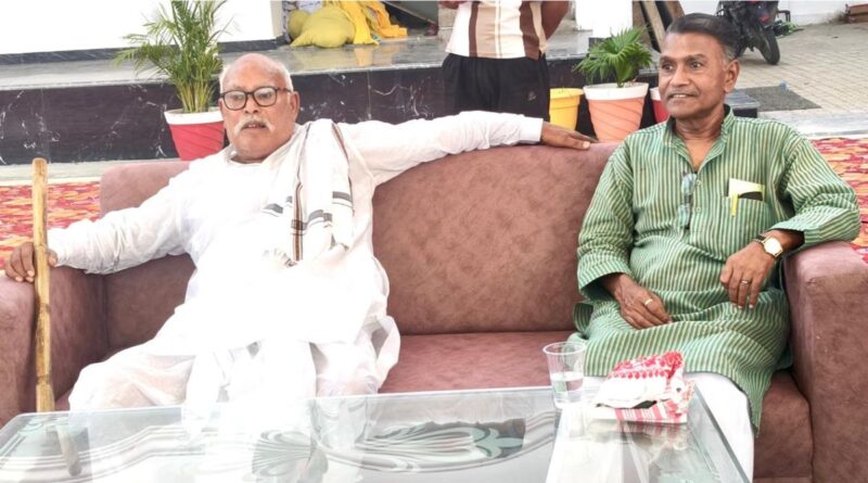 Former MP Shailendra Kumar attended the wedding ceremony held at the residence of the former principal of Tilak Inter College.