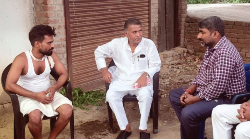 Kaushambi Former MP Shailendra Kumar visited the home of a man who lost his life in a road accident and offered condolences to the bereaved family.