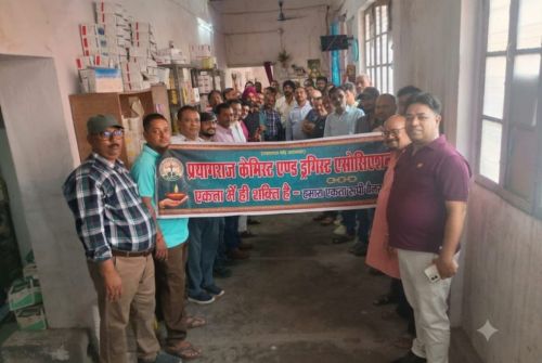प्रयागराज में दशहरा अवकाश पर दवाओं की दुकानों को लेकर महाविवाद: केमिस्ट संगठनों के दो फाड़ होने से असमंजस, मरीजों की सांसे अटकीं